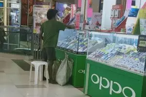 Pria berpenampilan lusuh beli smartphone mahal ini bikin heboh