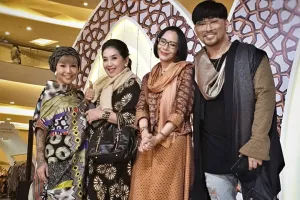 Padu padan kaftan dan sneakers jadi tren busana Lebaran 2019