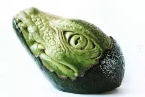  6 Ukiran bentuk hewan dari alpukat ini mirip aslinya, keren abis