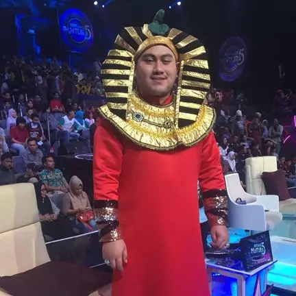 8 Gaya kostum nyentrik Nassar di atas panggung, bikin tepuk jidat