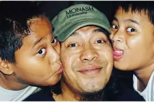 8 Momen kedekatan Komeng dan anak kembarnya yang jarang tersorot