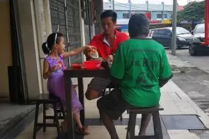 Viral foto ayah & anak ajak makan gelandangan, kisahnya bikin haru
