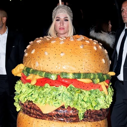 10 Potret seleb Hollywood pakai kostum bertema makanan, unik abis