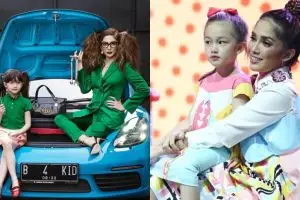 Gaya pemotretan Ussy Sulistiawaty & Elea, kompak tampil nyentrik