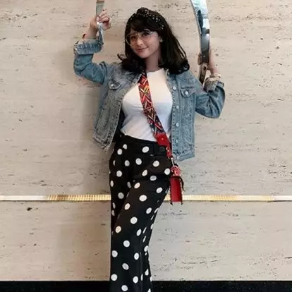 6 Pesona Dewi Perssik berambut sebahu, terlihat lebih muda