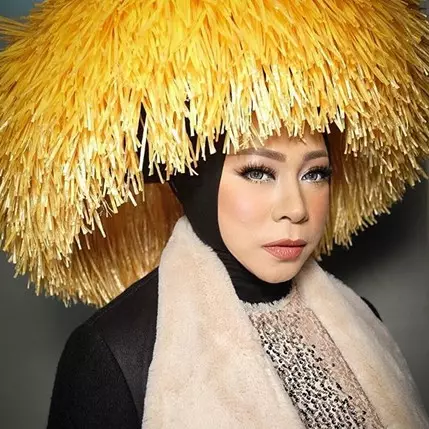 6 Gaya seleb dengan hijab unik, berjambul hingga penuh aksesori