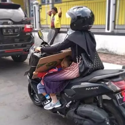 11 Potret lucu emak-emak boncengin anaknya ini bikin tepuk jidat