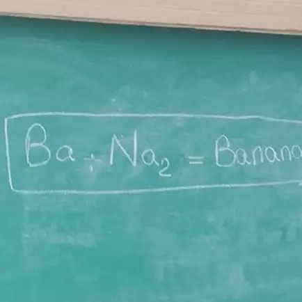 9 Tingkah lucu siswa waktu mengerjakan soal di papan tulis ini kocak