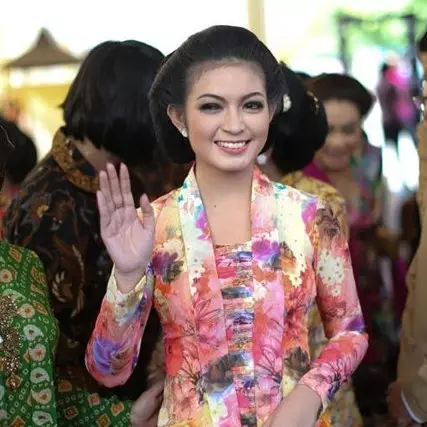 Beda gaya Selvi Ananda &amp; Annisa Pohan jadi presenter