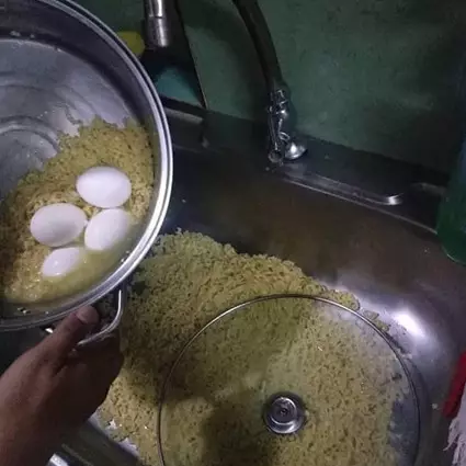 10 Momen apes masak mi instan ini nyeseknya berkepanjangan