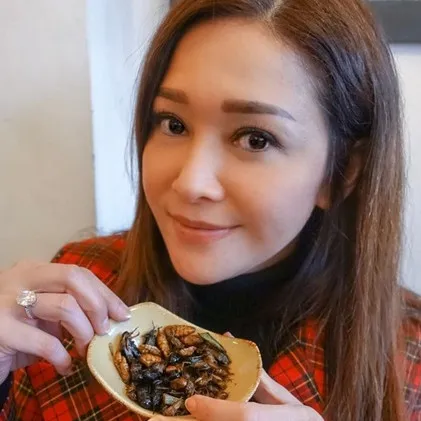9 Seleb cantik ini hobi santap kuliner ekstrem, bikin bergidik