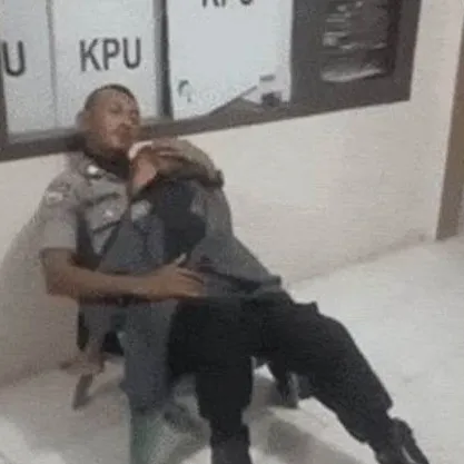 10 Potret perjuangan ayah bawa anak sambil kerja ini bikin mewek