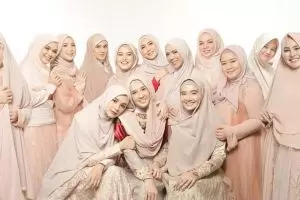 8 Gaya pemotretan Hijrah Squad para seleb ini memukau sekali