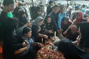 Banyak warga tabur bunga, nisan Ani Yudhoyono hampir terkubur