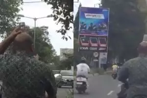 Sunggi air mineral gelas saat motoran, aksi pria ini bikin ngakak