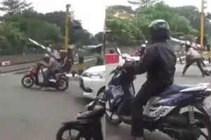 Pemotor nekat terobos palang kereta, pembonceng ini bernasip apes