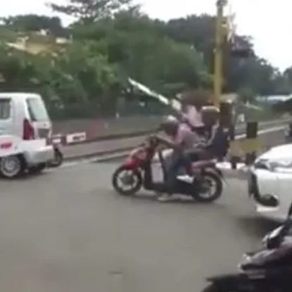 Pemotor nekat terobos palang kereta, pembonceng ini bernasip apes