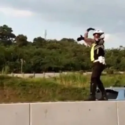 5 Aksi lucu polisi atur lalu lintas ini bikin mudik makin asik