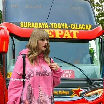 8 Foto editan seleb dunia mudik di Indonesia ini bikin ngakak