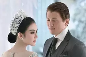 Unggah momen Reino Barack jadi imam salat, Syahrini panen kritik