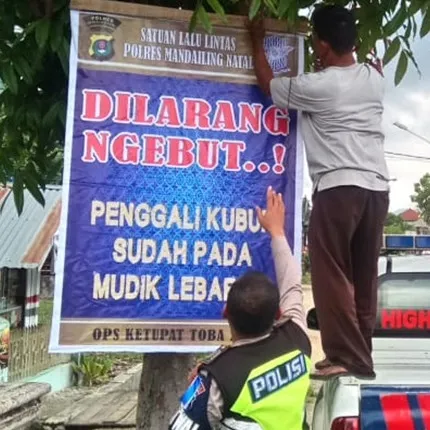 10 Spanduk imbauan pengendara mudik ini bikin nyengir