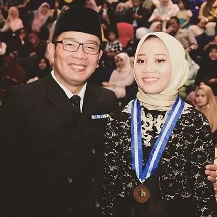 Gaya outfit 4 anak tokoh saat wisuda, elegan
