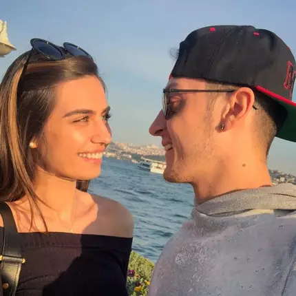 11 Potret mesra Mesut Ozil &amp; Amine Gulse sebelum menikah, sweet abis