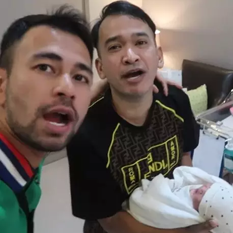Raffi Ahmad beri kado sepatu lapis emas untuk anak Ruben Onsu