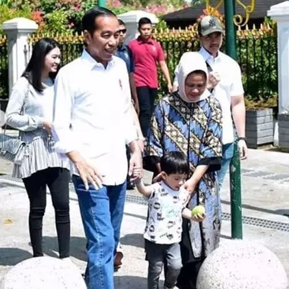 8 Momen seru Jokowi dan Jan Ethes libur Lebaran di pasar tradisional