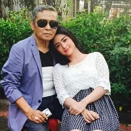 10 Momen kebersamaan Dewi Perssik dan mendiang sang ayah, penuh haru