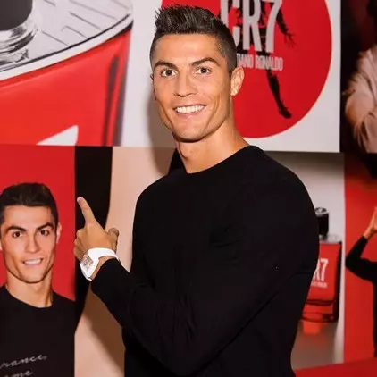 Selain Mesut Ozil, 10 pesepakbola ini jatuh ke pelukan ratu kecantikan