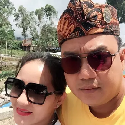 8 Potret Azis Gagap &amp; istri kedua yang disebut mirip Nia Daniaty