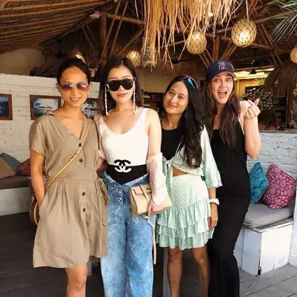 7 Momen Luna Maya liburan bareng keluarga Faisal Nasimuddin di Bali