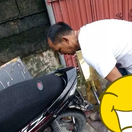 Takut motornya hilang, pria ini pasang gembok 'raksasa'