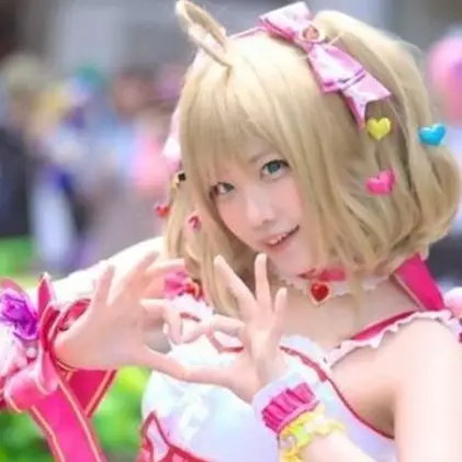 Penampilan 10 cosplayer tanpa makeup ini beda banget, mencolok