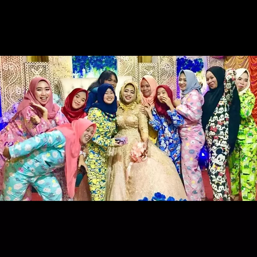 Cewek-cewek ini hadiri pernikahan pakai piyama, 5 potretnya kocak