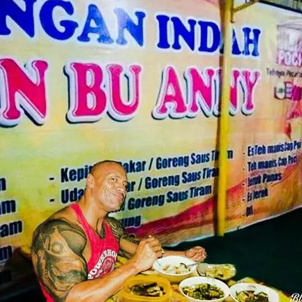 10 Foto editan lucu seleb dunia lagi jajan makanan Indonesia