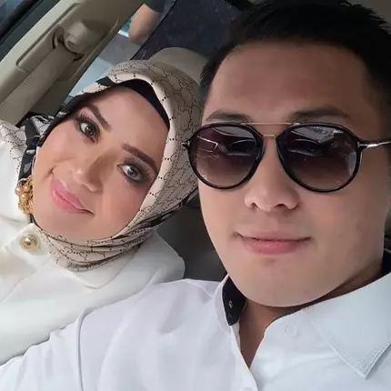 9 Potret ibu mertua Muzdalifah yang curi perhatian, awet muda