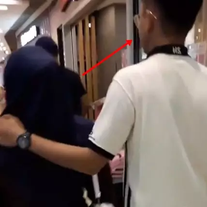 Cowok ini ke mal pakai heels ibunya, alasannya bikin haru