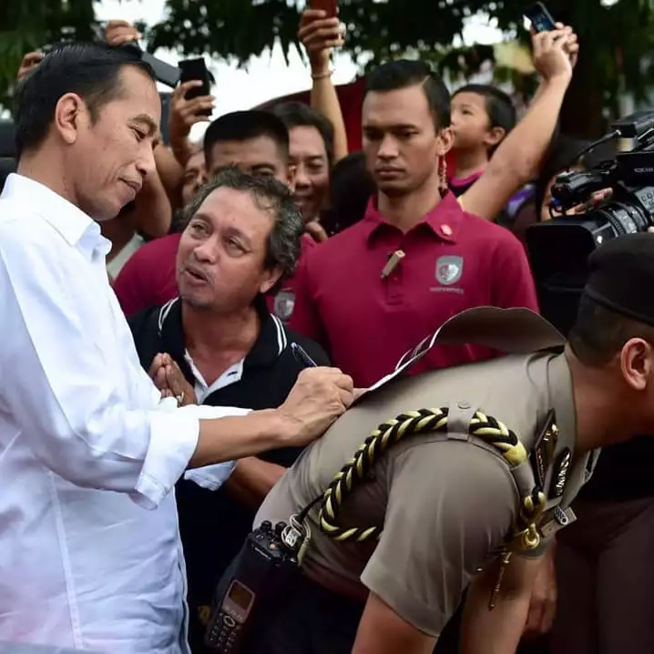 Momen tiga Presiden Indonesia pinjam punggung ajudan jadi 'meja'