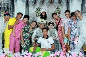 7 Penampilan nyentrik hadiri pesta pernikahan teman, kocak abis