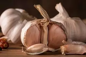 Emak-emak harus tahu, begini trik mudah mengupas bawang putih