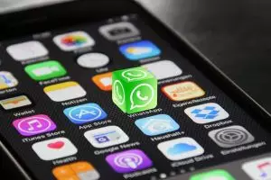 Tak cuma screenshot, ini cara mudah simpan status WhatsApp orang