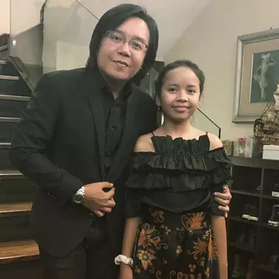 Ajari putrinya naik sepeda, aksi Ari Lasso malah bikin gagal fokus