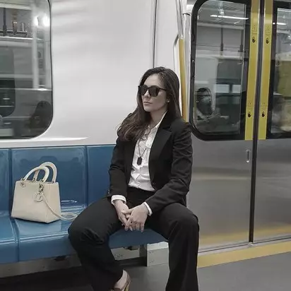 Gaya 6 seleb pakai baju ala agen Men In Black saat gala premiere