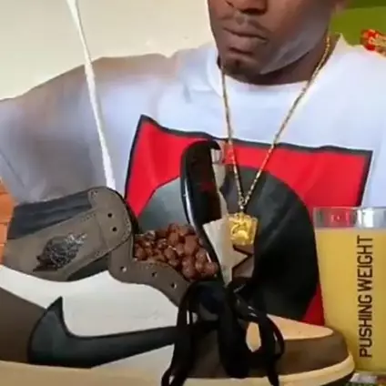 10 Cara penyajian makanan di sepatu ini bikin auto hilang selera