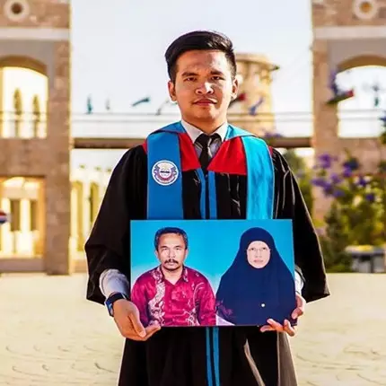 Bapak ibu sudah meninggal, Amir bawa foto keduanya saat wisuda