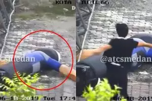 Perbaiki patung balon, pria ini beraksi lebay bak artis Bollywood