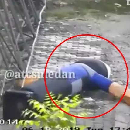 Perbaiki patung balon, pria ini beraksi lebay bak artis Bollywood