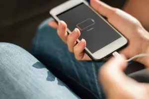 5 Cara mengisi baterai handphone yang benar agar tetap awet